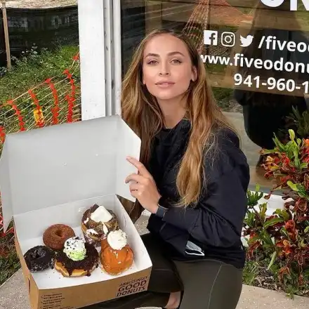 Лолита глези Гришо с домашни хамбургери