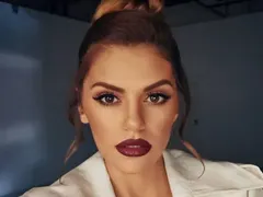 Михаела Филева се учи на пилон (Вижте как се справя – ФОТО в галерията)