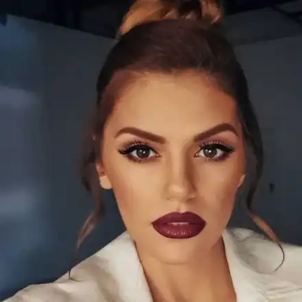 Михаела Филева се учи на пилон (Вижте как се справя – ФОТО в галерията)