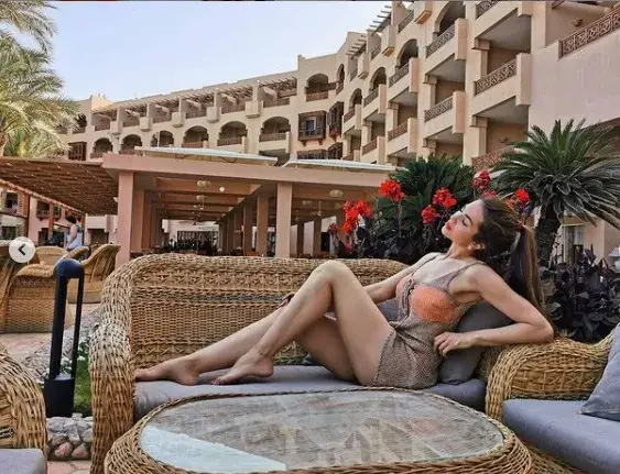 Обра точките! Райна пръска сексапил