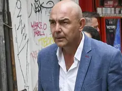 Щерка в пубертета къса нервите на Калин Сърменов, внучката реве от актьора