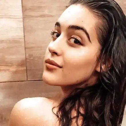 Щерката на Гала не иска да показва бременно коремче