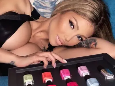 Силиконът на Джулиана Гани за малко да експлодира! (ШОК ФОТО)