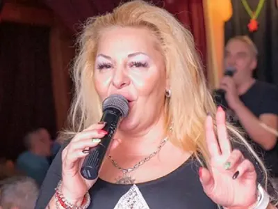 Снежина от „Марко и Снежина” работи в цех за банички