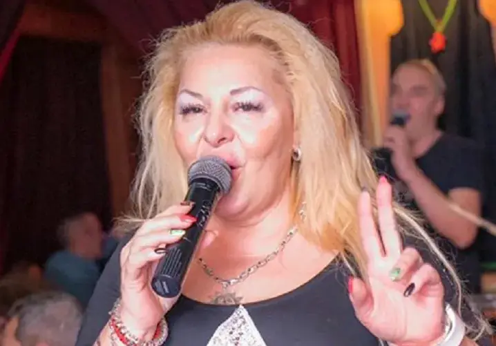 Снежина от „Марко и Снежина” работи в цех за банички