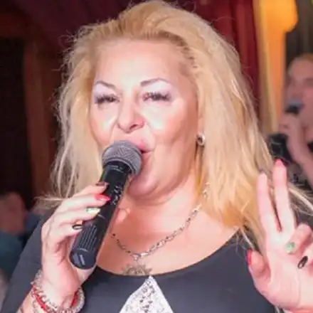 Снежина от „Марко и Снежина” работи в цех за банички