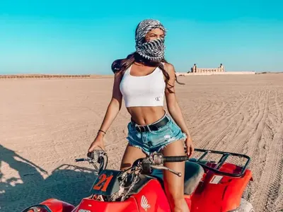 Теди Цветкова забегна за Египет (Яки снимки по бански)