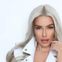 Тита обра точките с бяло деколте! (Фото в галерия)