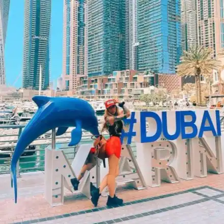 Вместо в тъмната стаичка: Диона със селфи от Дубай