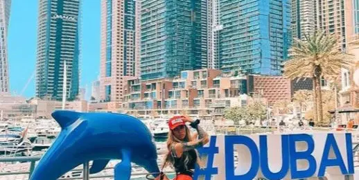 Вместо в тъмната стаичка: Диона със селфи от Дубай