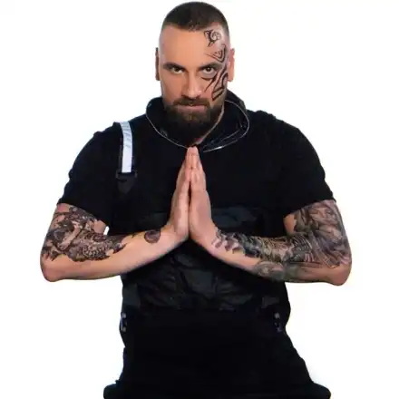 За да го забележат: Чалгаджия си татуира половината лице (Снимки)