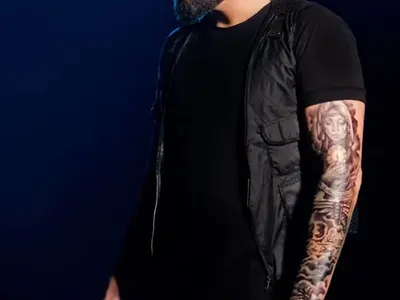 За да го забележат: Чалгаджия си татуира половината лице (Снимки)