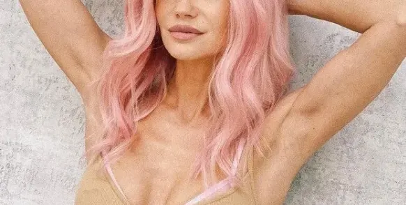 Диляна Попова празнува с разпятие