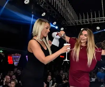 Емануела и Бони си спретнаха алкохолна вакханалия на сцената