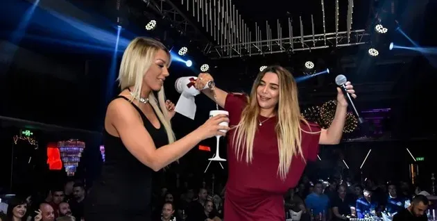 Емануела и Бони си спретнаха алкохолна вакханалия на сцената