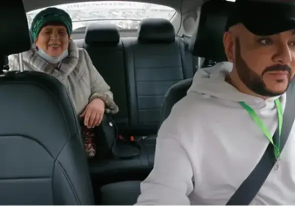 Филип Киркоров подкара такси (Певецът доволен от събрания бакшиш - Фото)