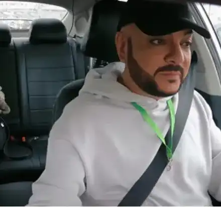 Филип Киркоров подкара такси (Певецът доволен от събрания бакшиш - Фото)