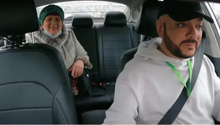 Филип Киркоров подкара такси (Певецът доволен от събрания бакшиш - Фото)