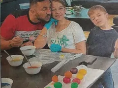 Крум шари яйцата дибидюс, Коцето ги боядисва с децата (Снимка)