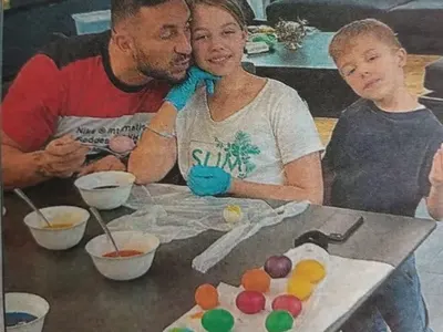 Крум шари яйцата дибидюс, Коцето ги боядисва с децата (Снимка)