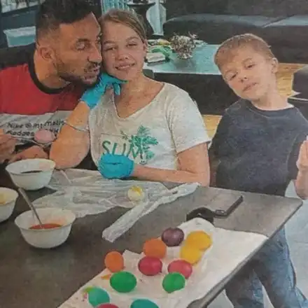 Крум шари яйцата дибидюс, Коцето ги боядисва с децата (Снимка)