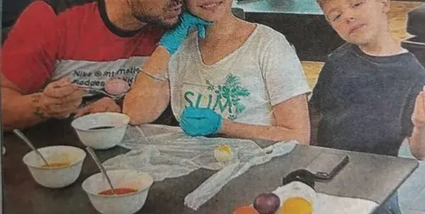 Крум шари яйцата дибидюс, Коцето ги боядисва с децата (Снимка)