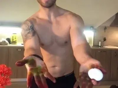 Крум шари яйцата дибидюс, Коцето ги боядисва с децата (Снимка)