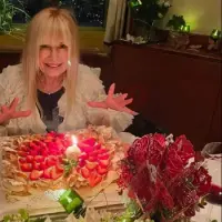 Лили чукна 82 в ресторант в тесен кръг  приятели и торта с ягоди (Снимки)