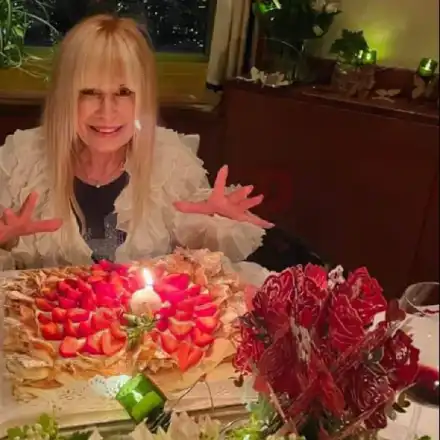 Лили чукна 82 в ресторант в тесен кръг  приятели и торта с ягоди (Снимки)