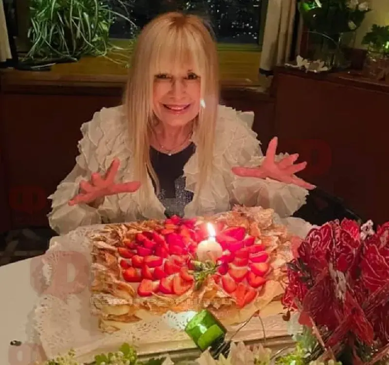 Лили чукна 82 в ресторант в тесен кръг  приятели и торта с ягоди (Снимки)