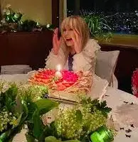 Лили чукна 82 в ресторант в тесен кръг  приятели и торта с ягоди (Снимки)