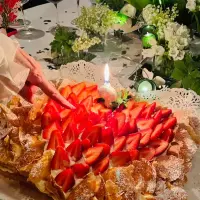 Лили чукна 82 в ресторант в тесен кръг  приятели и торта с ягоди (Снимки)