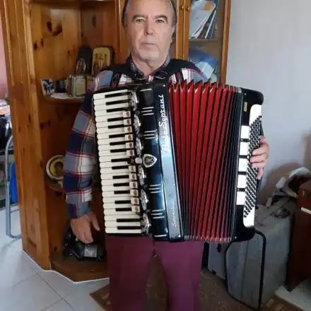 Мъка: Хисарския поп хвана патериците, набира средства за операция