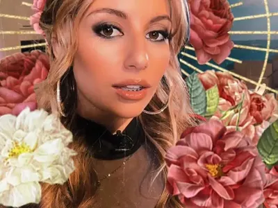 Михаела Маринова строи къща с баща си