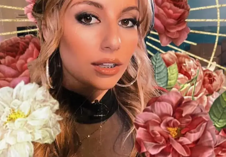 Михаела Маринова строи къща с баща си