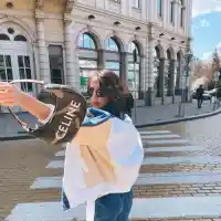 Николета Лозанова разпродава старите си дрехи (Иска два бона за носена рокля)