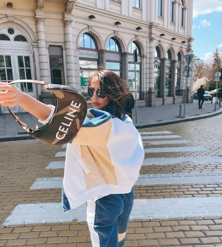 Николета Лозанова разпродава старите си дрехи (Иска два бона за носена рокля)