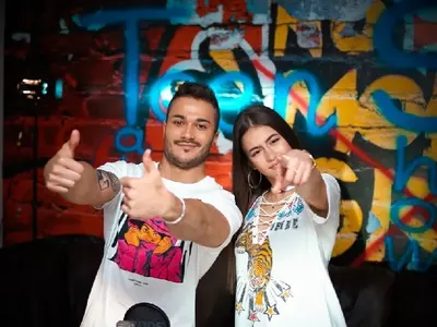 Новата певица на Галин захвърли дрехите още при дебюта си  (Гореща снимка)