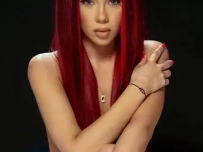 Новата певица на Галин захвърли дрехите още при дебюта си  (Гореща снимка)