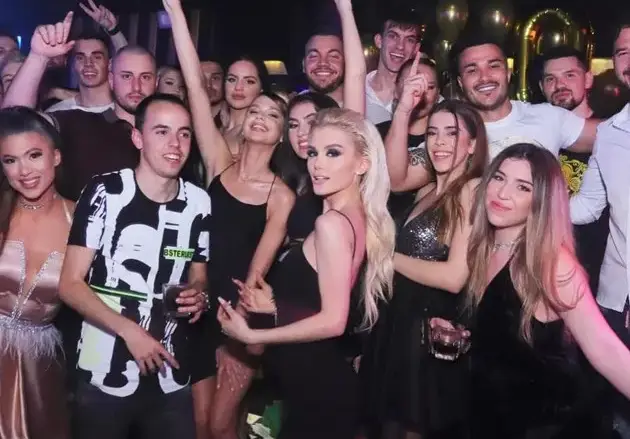 Парти бум в дискотеките: Азис се раздаде на макс, Преслава избухна с нов хит (СНИМКИ)