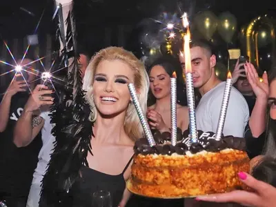 Парти бум в дискотеките: Азис се раздаде на макс, Преслава избухна с нов хит (СНИМКИ)