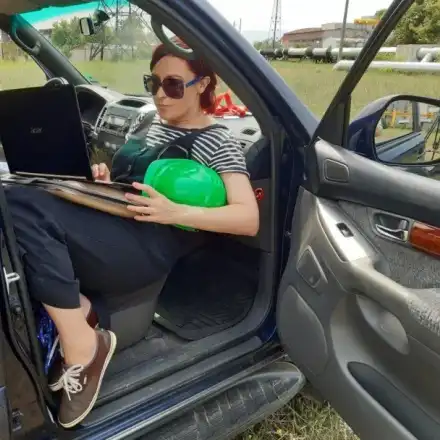 След слизането от екран: Ани Цолова обедня, подкара трошка