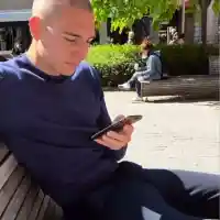 Вальо Антов разпуска с гаджето на пейка (Снимки)