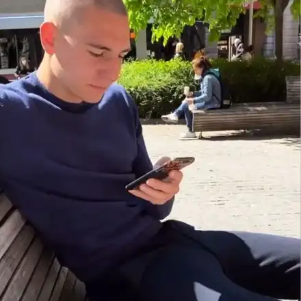 Вальо Антов разпуска с гаджето на пейка (Снимки)