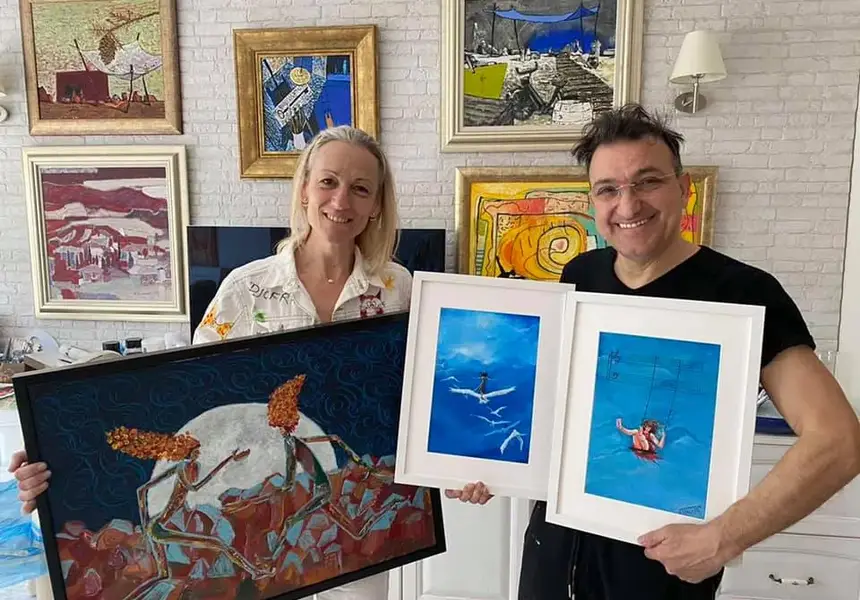 Зуека разменя картини с колежка