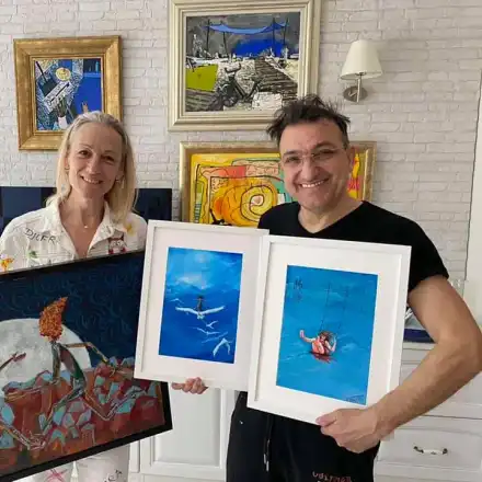 Зуека разменя картини с колежка