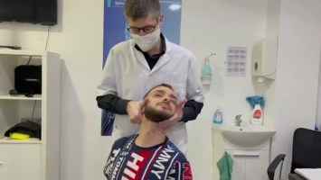 След катастрофа или паднане по стълбите? Опъват гръбнака на Криско (Снимки)