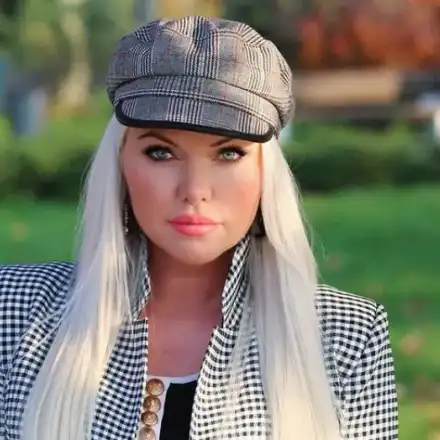 Асдис Ран полива балоните си с маркуча (Ледената кралица изгоря под софийското слънце)