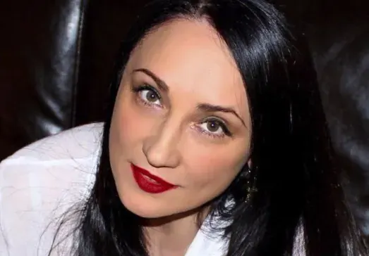 Бившата на Бойко пак се излага с хапливи постове във Фейсбук! Кой й пише дългите и злобни коментари?