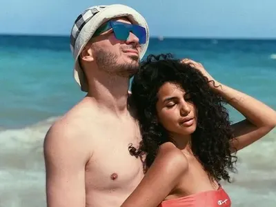 Близначката Влади празнува любовта (Вижте как се обясни в любов на приятеля си)